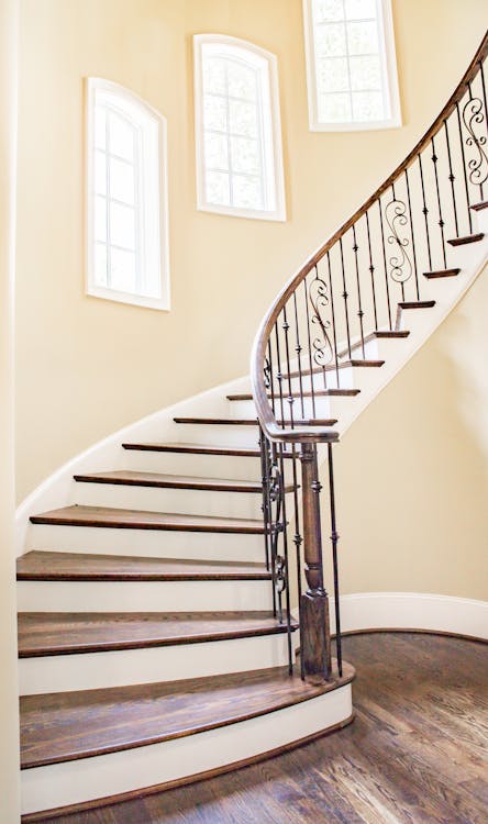 무료 흰색과 갈색 콘크리트 나선형 계단 스톡 사진