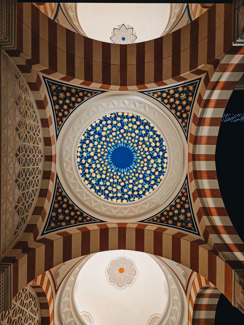 Free Capture of a beautifully decorated dome ceiling in a mosque in Istanbul, showcasing Islamic art. Stock Photo