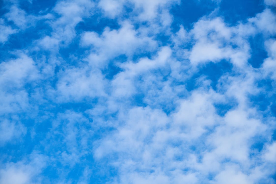 Những khoảnh khắc đẹp nhất của bầu trời xanh kết hợp với những đám mây trắng như tuyệt tác nghệ thuật, tạo nên không gian tĩnh lặng và đầy sự độc đáo. Hãy ngắm nhìn ảnh để tận hưởng cảm giác thư giãn và những khoảnh khắc đầy mê hoặc.