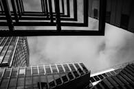 现代城市建筑以黑白视角引人注目，几何图案与天空相映成趣