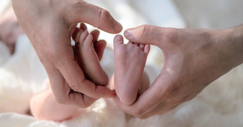 Massage pieds bébé : Guide sécurisé parents