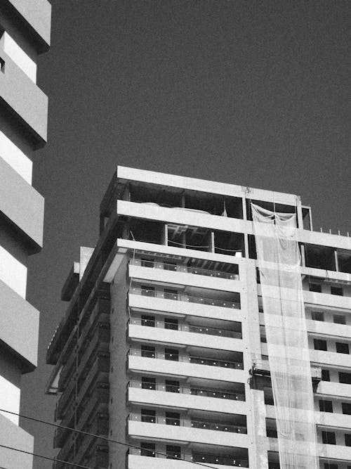 Kostenloses Stock Foto zu apartments, aufnahme von unten, schwarz und weiß