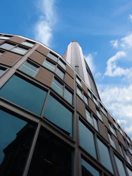 现代摩天大楼以其时尚的建筑和反光玻璃，捕捉了壮丽的景色