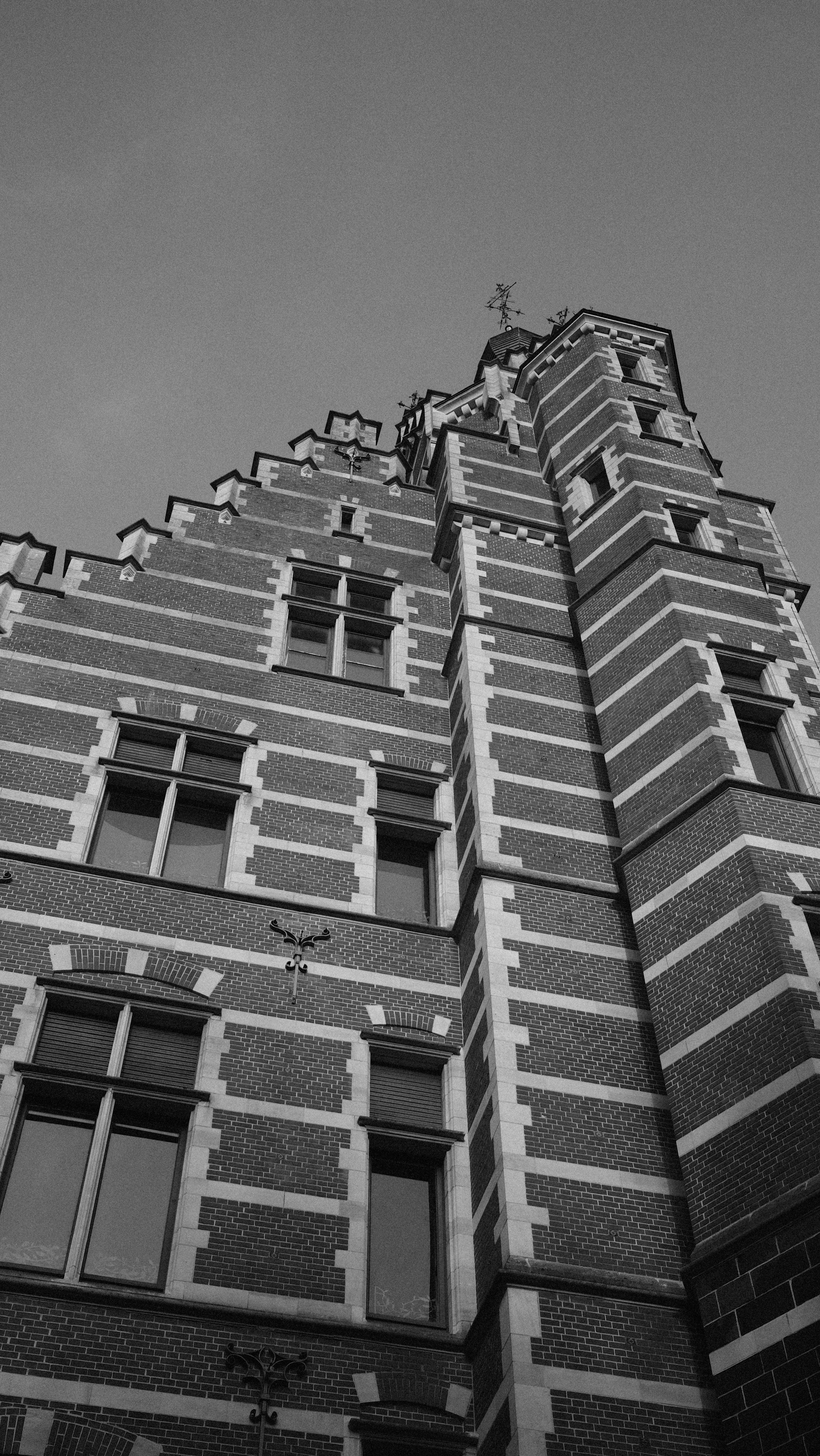gratis Versierde Gebouwmuur In Zwart Wit Stockfoto