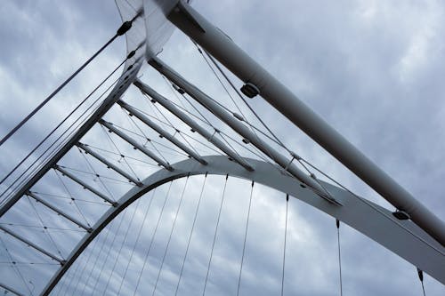 Kostenlos Wurmperspektive Der Grauen Stahlbrücke Stock-Foto