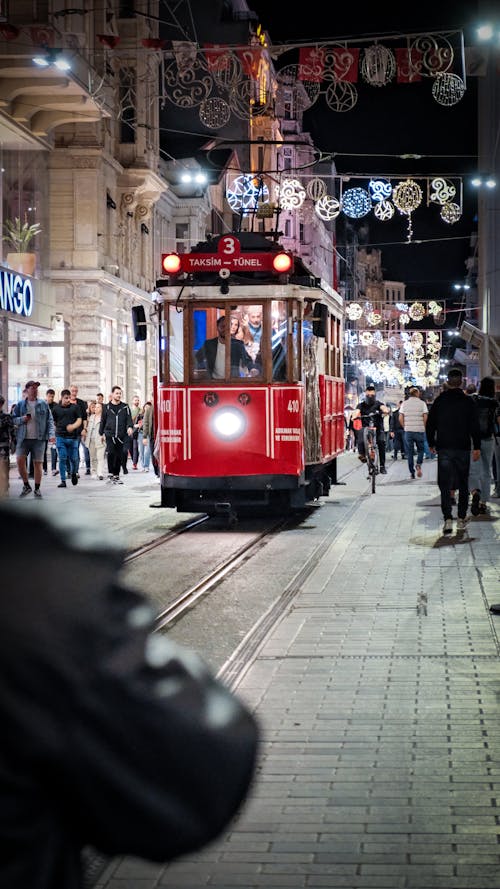 istanbultürkiye, イスティクラル通り, 赤い路面電車の無料の写真素材