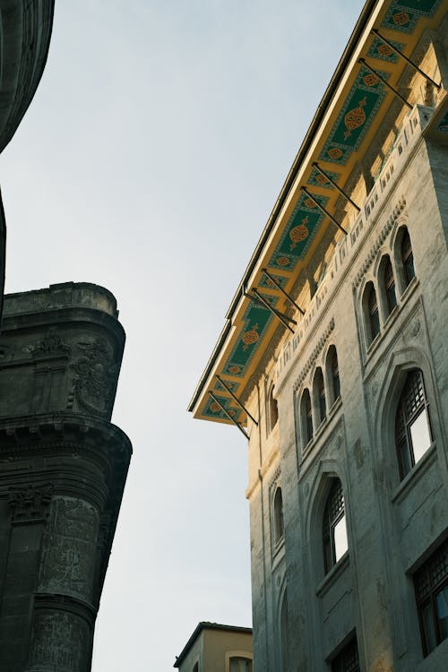 Kostenloses Stock Foto zu aufnahme von unten, fenster, klarer himmel