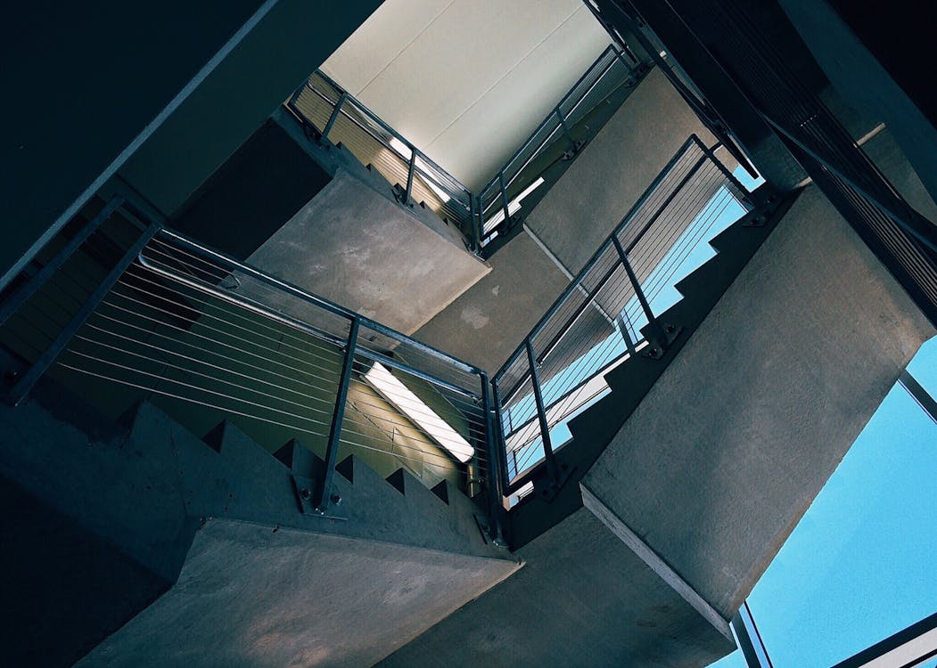 免费 建筑物内楼梯的底视图 素材图片