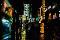 探索东京繁华的夜生活，感受霓虹灯与充满活力的街景