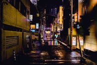 东京小巷的忧郁夜间场景，有发光的标志和潮湿的人行道