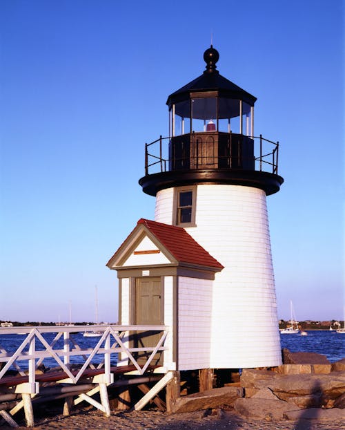 Farol Branco E Preto Perto Do Mar