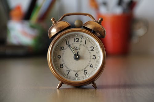 브라운 더블 벨 알람 시계의 초점 사진