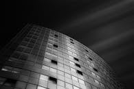 现代弯曲的摩天大楼以其黑白玻璃立面，展示了城市建筑的特色