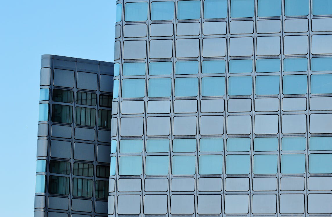 無料 澄んだ青い空の下の高層ビル 写真素材