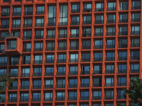 Lage Hoekfoto Van Bruin Gebouw Met Zilveren Ramen