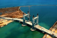 从空中俯瞰，碧绿海洋上的标志性双塔桥风景优美，令人惊叹