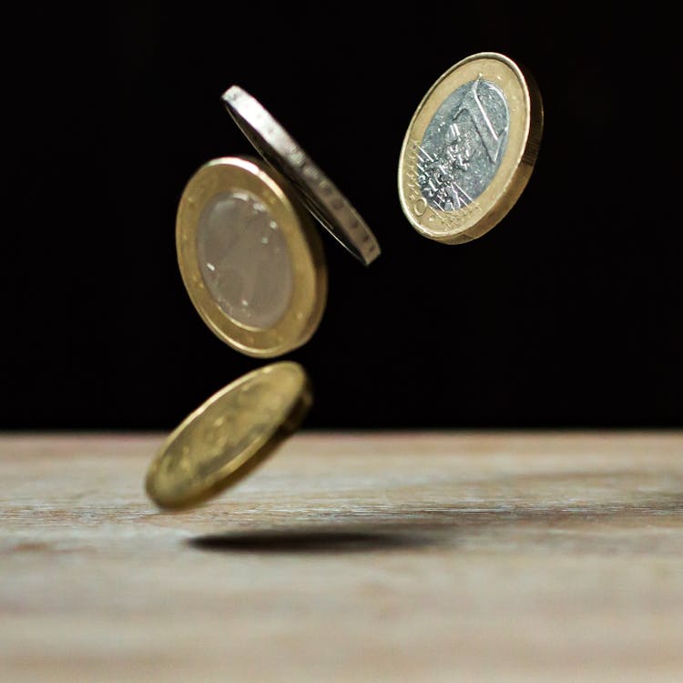 Kostenlos Münzen Auf Braunem Holz Stock-Foto - Tipping in Italy