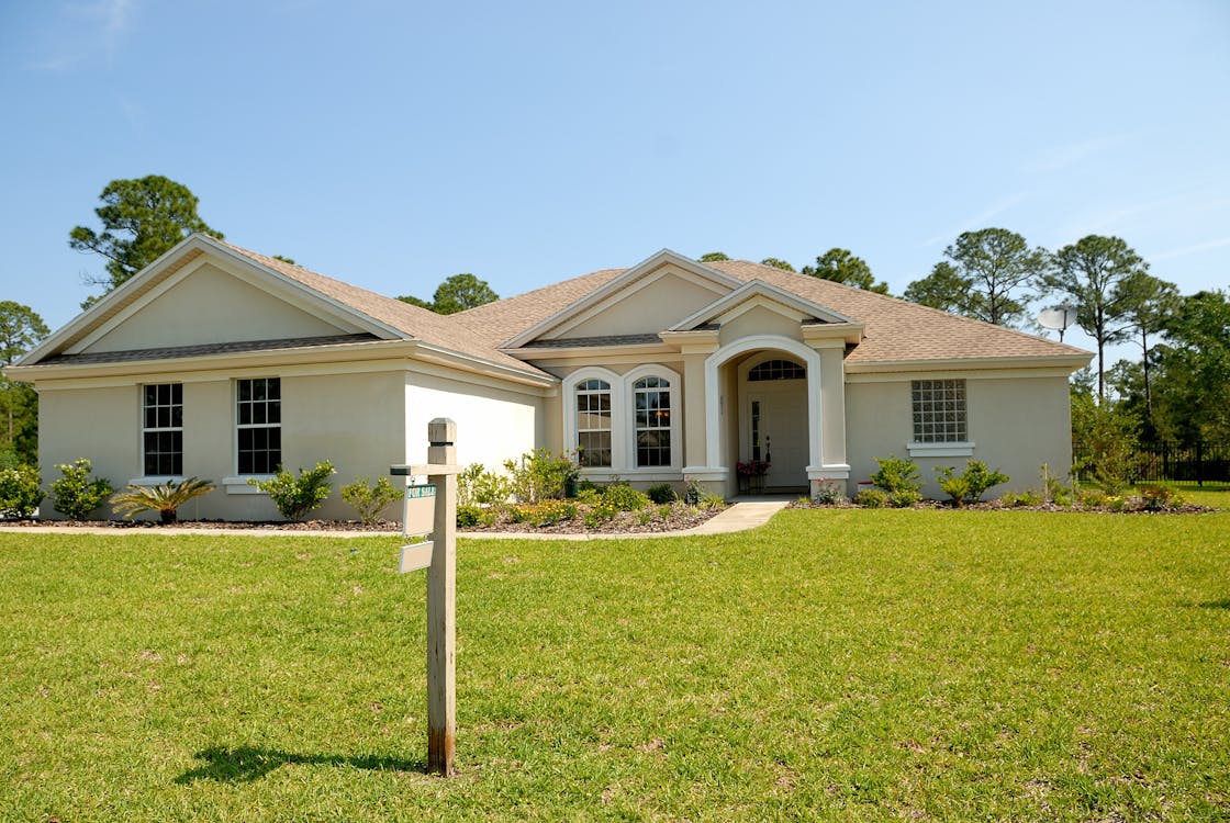 Free White and Brown Concrete Bungalow Under Clear Blue Sky Stock Photo