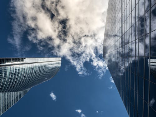 Wurmperspektive Des Hochhausgebäudes Unter Weißem Bewölktem Himmel