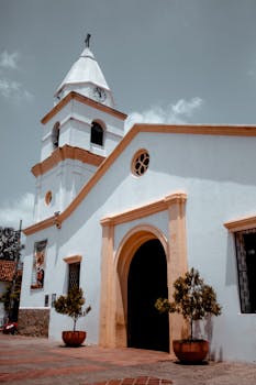 迷人的殖民时期教堂外观、充满活力的天空和郁郁葱葱的环境都被漂亮地捕捉了下来