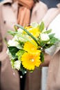 这束黄色和白色的花束特写，非常适合婚礼或活动