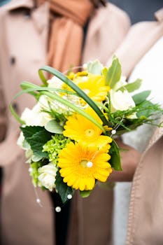 这束黄色和白色的花束特写，非常适合婚礼或活动