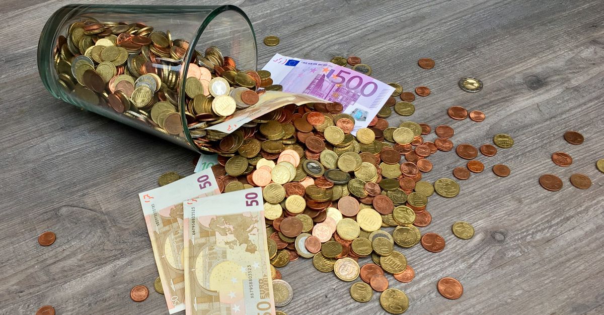 Pi ces Et Billets parpill s Sur Une Surface En Bois Gris Photo Gratuite Pi ces Et Billets parpill s Sur Une Surface En Bois Gris Photo Gratuite
