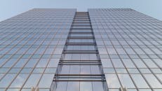 白天，低角度的摩天大楼与反射玻璃立面