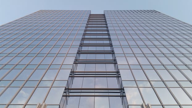 白天，低角度的摩天大楼与反射玻璃立面