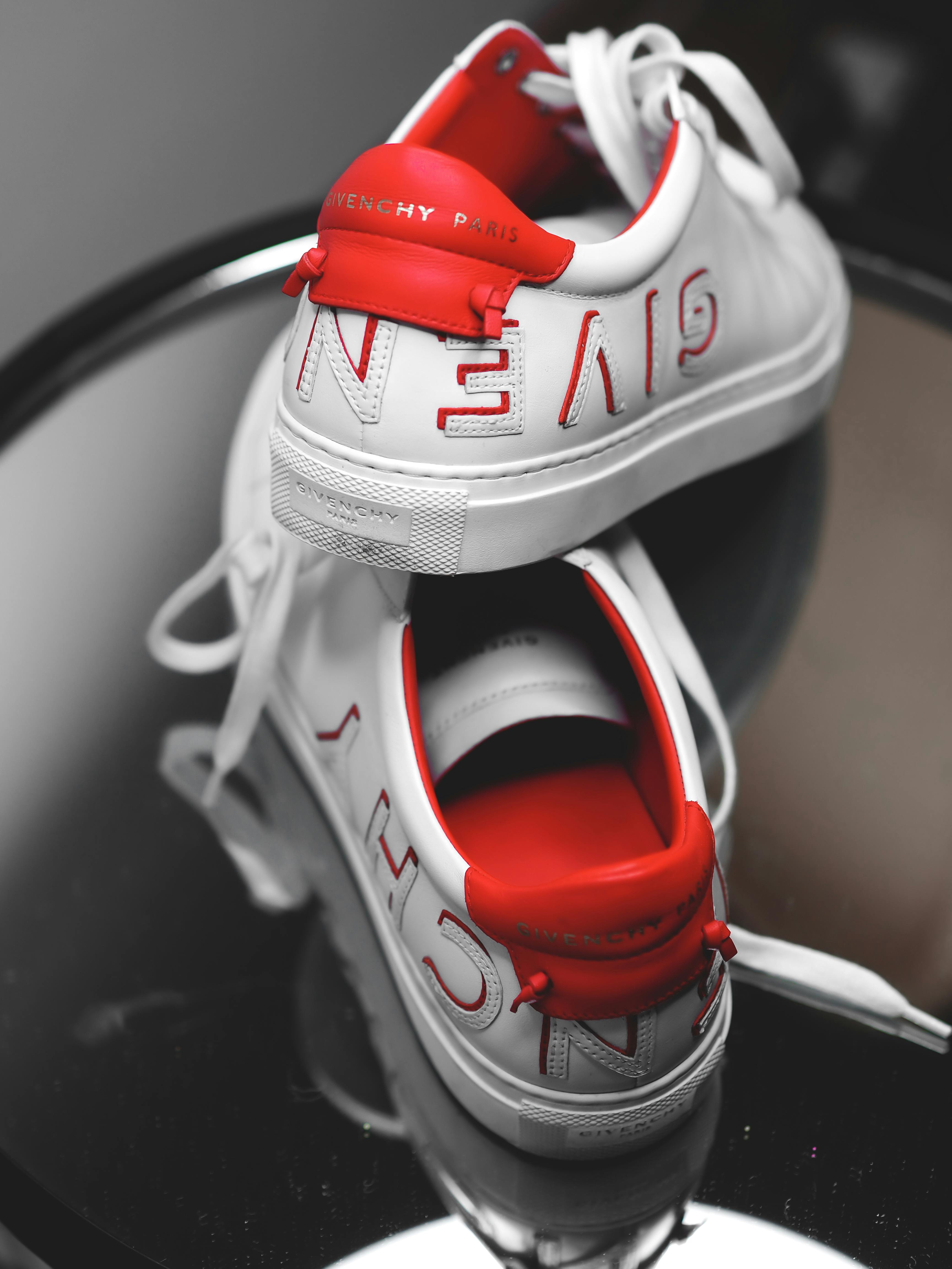 Zadarmo Fotobanka s bezplatnými fotkami na tému biele tenisky, červené akcenty, displej obuvi Fotka z fotobanky