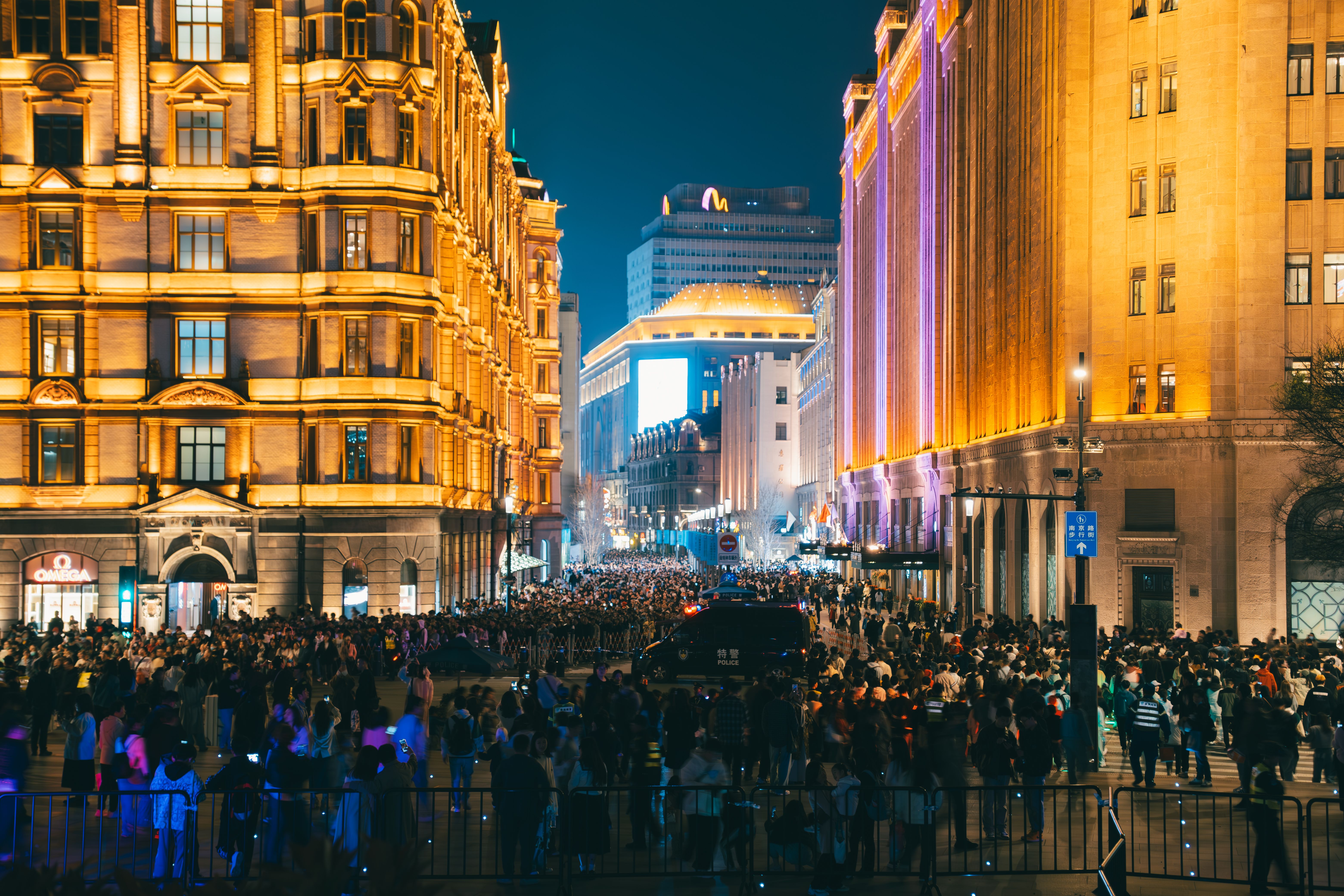 Milhares korredór ho iluminasaun iha estrada Palma nia Binter NightRun, kria atmosfera festival kalan