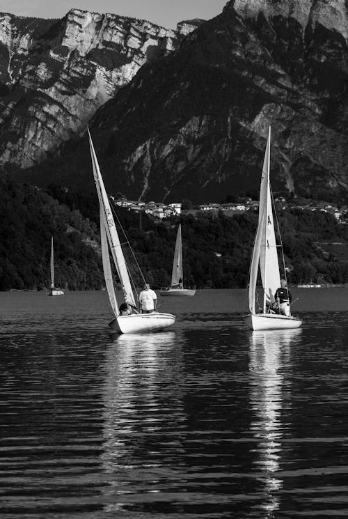 Foto profissional grátis de barcos a vela, lago, montanhas