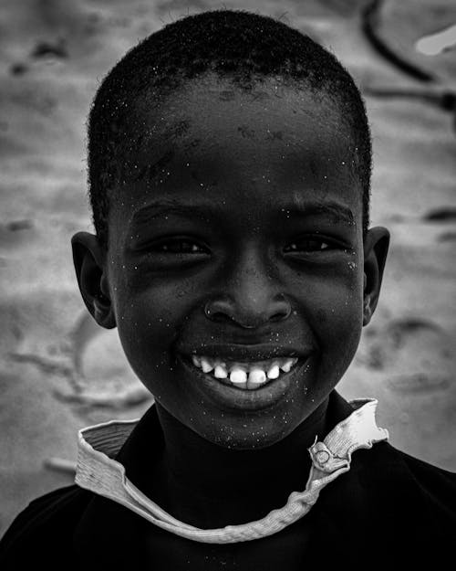 Δωρεάν στοκ φωτογραφιών με αγόρι από την Αφρική, ασπρόμαυρο, κατακόρυφη λήψη