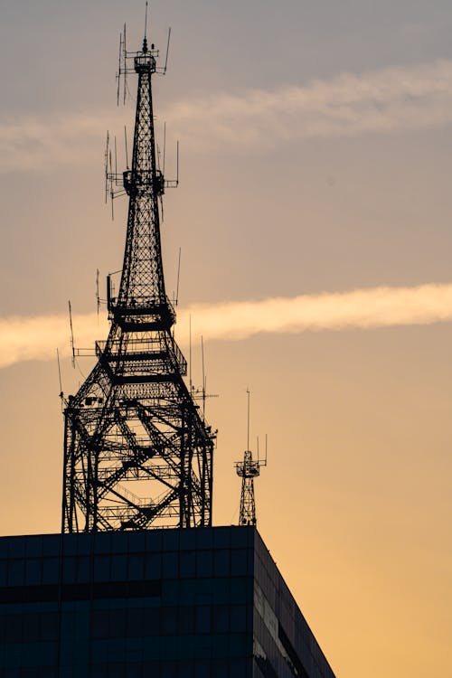 Kostenloses Stock Foto zu dämmerung, funkturm, silhouette