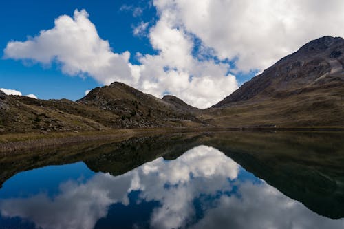 alp, beyaz bulutlar, dağ gölü içeren Ücretsiz stok fotoğraf