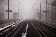 冬季车站里，雾蒙蒙的铁路平台笼罩在雾气之中