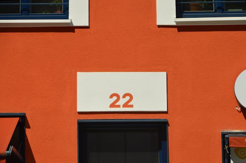 Edificio De Hormigón Blanco Y Naranja