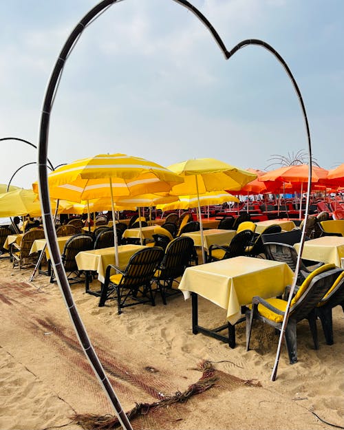 Foto profissional grátis de amarelo, cadeira de praia, cadeiras de praia