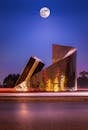 在满月的夜晚，伊斯兰堡的现代雕塑被照亮