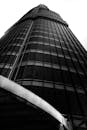 低角度拍摄的哈利法塔黑白现代建筑景观令人惊叹