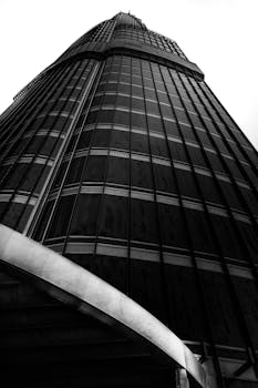 低角度拍摄的哈利法塔黑白现代建筑景观令人惊叹