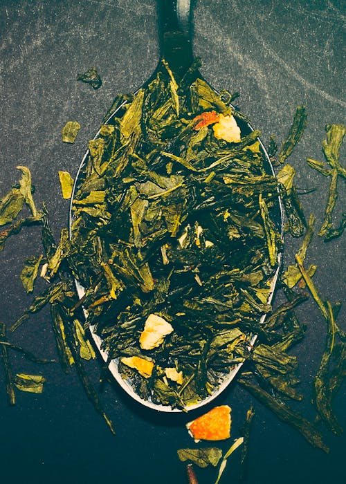 Foto profissional grátis de chá de folhas soltas, chá verde, colher