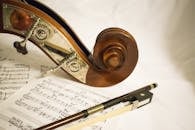 在乐谱中突出低音卷轴和弓，以强调音乐细节