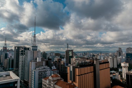 多云天空下，现代城市高楼林立的地平线鸟瞰图