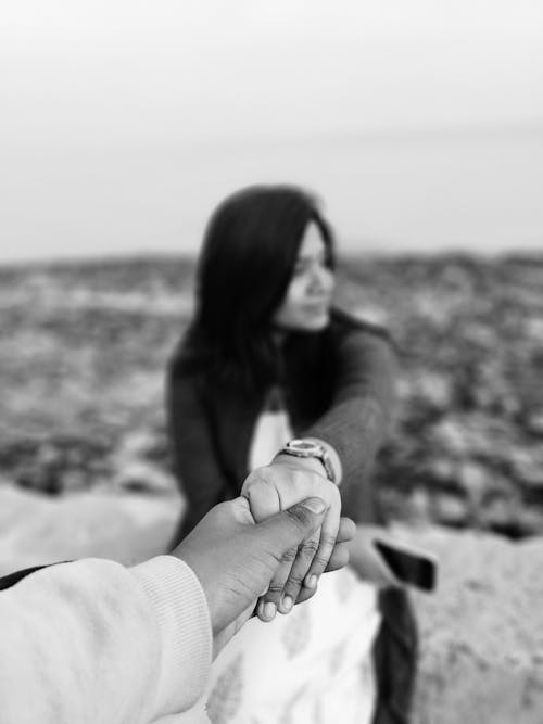 Free A black and white photo of a couple holding hands Stock Photo