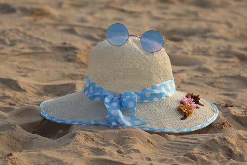 Foto profissional grátis de areia, chapéu, chapéu de sol
