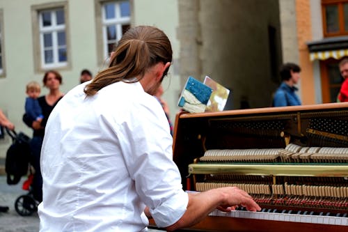 Man Piano Spelen