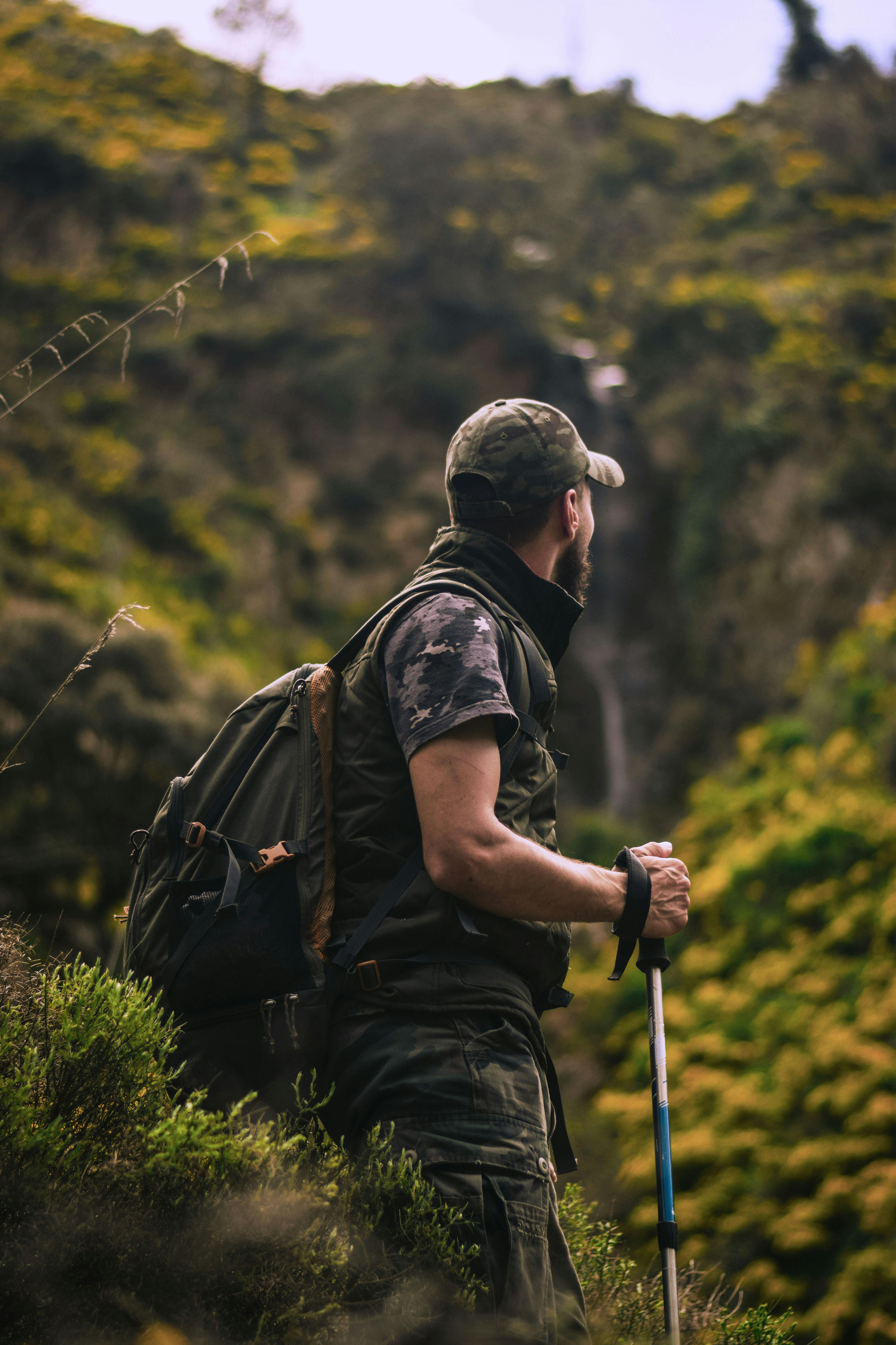 Man standing in the middle of the forest. | Photo: Pexels