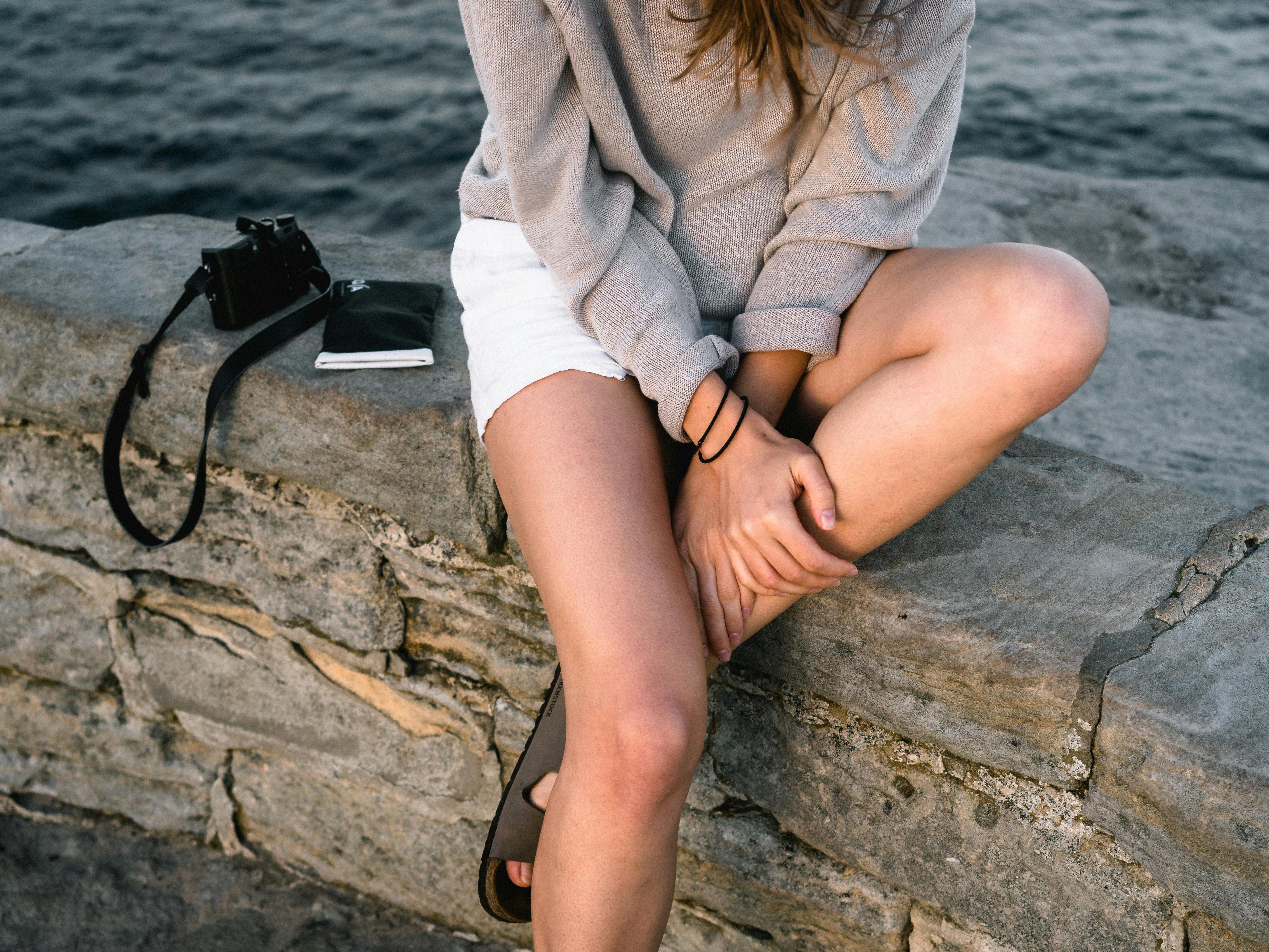 夏天，在澳大利亚邦迪海滩的一堵石墙上放松身心