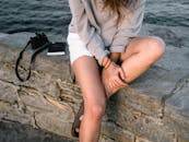 夏天，在澳大利亚邦迪海滩的一堵石墙上放松身心